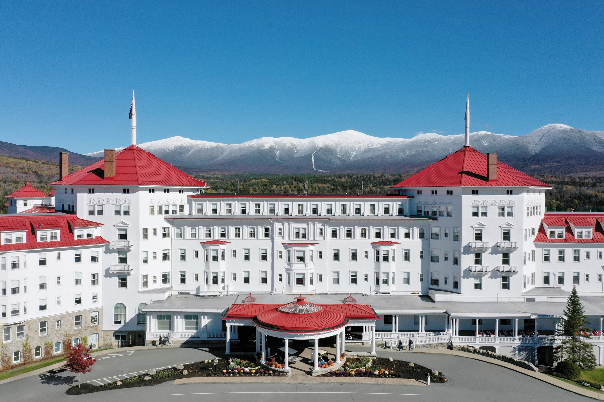 Omni Mount Washington Resort & Spa with Mount Washington and the Presidential Range in the background
